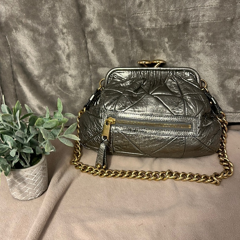 MARC JACOBS LITTLE STAM METALLIC SILVER WITH GOLD CHAIN